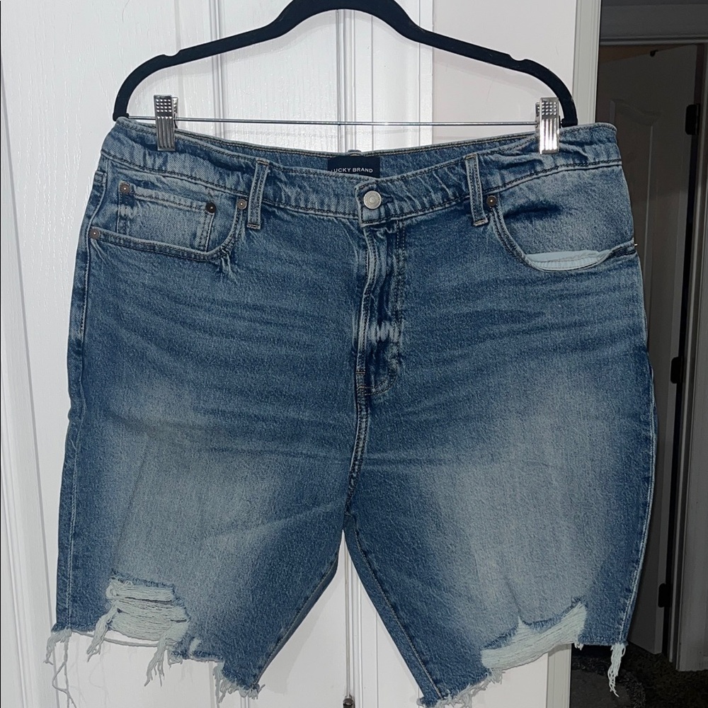 Men’s Lucky Brand distressed denim shorts Size 38
